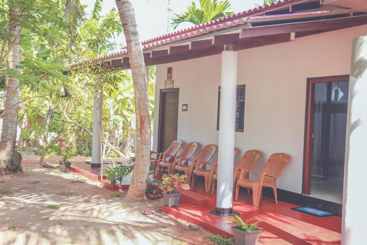 Hikka Surf Hostel Hikkaduwa Exterior photo